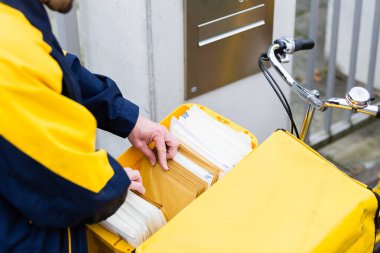 Postacı harfler alıcı posta kutusuna teslim