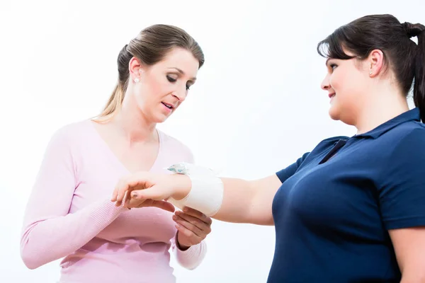 Vrouwen Opleiding Eerste Hulp Cursus Leren Toepassen Verbanden — Stockfoto