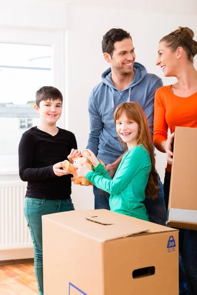 Família Mudando Para Casa Nova Transportando Caixas Embalagem — Fotografia de Stock