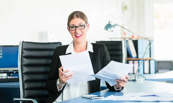 Empresária Sentada Mesa Escritório Segurando Contratos Nas Mãos — Fotografia de Stock