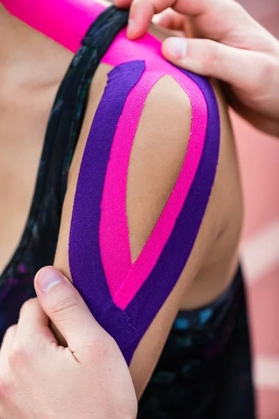 Woman Taping Therapeutic Tape Cinder Track Sports Stadium — Stock Photo, Image