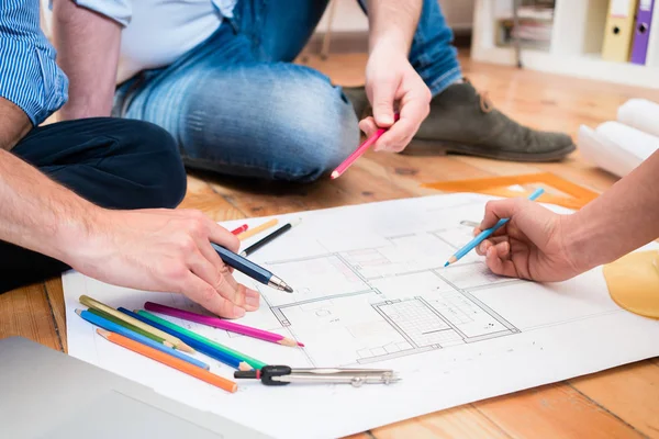 Team Architects Civil Engineers Sitting Floor Construction Plans Spreaded — Stock Photo, Image