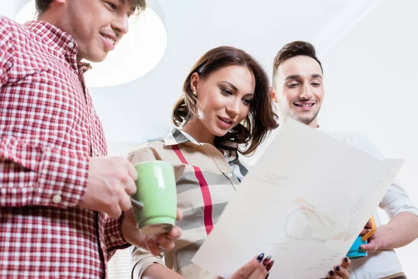 Hommes Femmes Regardant Plan Dans Bureau Décontracté — Photo