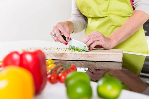 Kvinna Som Förbereder Hälsosam Mat För Matlagning — Stockfoto