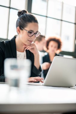İki genç kötü niyetli çalışanların çalışkan meslektaşım Office hakkında dedikodu