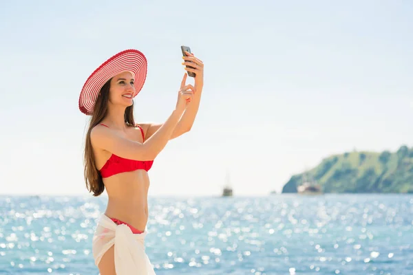 Flores Adası Endonezya Kumsalda Selfie Yapma Çekici Genç Kadın — Stok fotoğraf