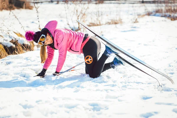クロスカントリー スキーをしながら落ちる女性 — ストック写真