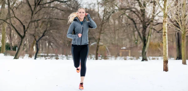 Mujer Corriendo Por Camino Día Invierno Parque — Foto de Stock