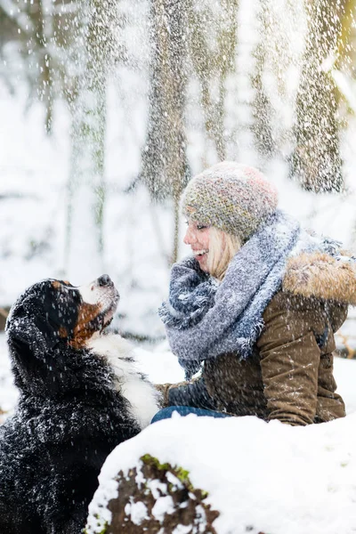 Kobieta Spaceru Swoim Psem Zimie Wspólnie Odkrywajcie Śniegu Żartobliwy Nastrój — Zdjęcie stockowe