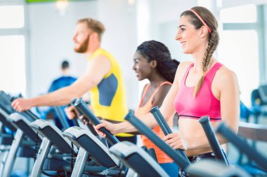 kadın ve koşu bandı üzerinde eğitim grubu