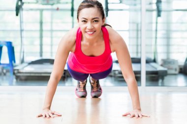 genç kadının pushup yapması 