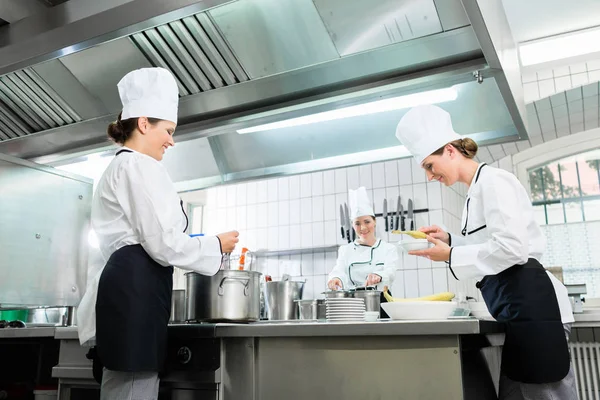 Brigada de cozinha na cozinha de catering — Fotografia de Stock