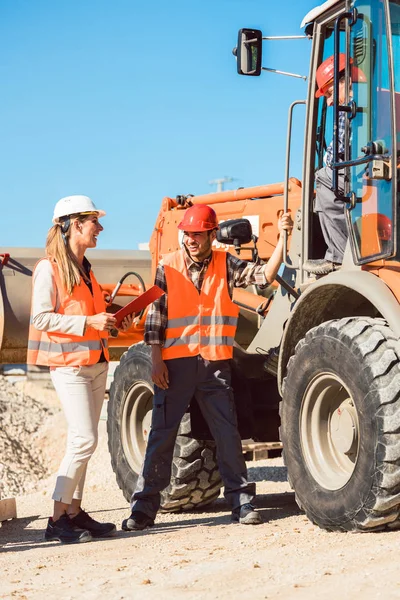 Bauingenieur und Arbeiter auf der Baustelle — Stockfoto