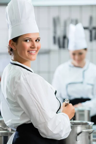 직장에서 여자 요리사 — 스톡 사진