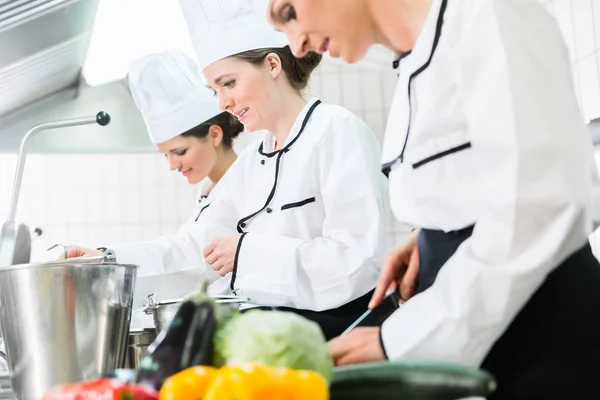 Chefs preparando alimentos — Fotografia de Stock