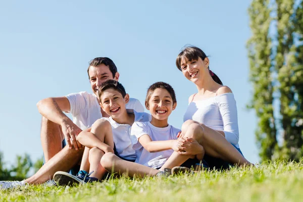 Família feliz no parque de verão — Fotografia de Stock