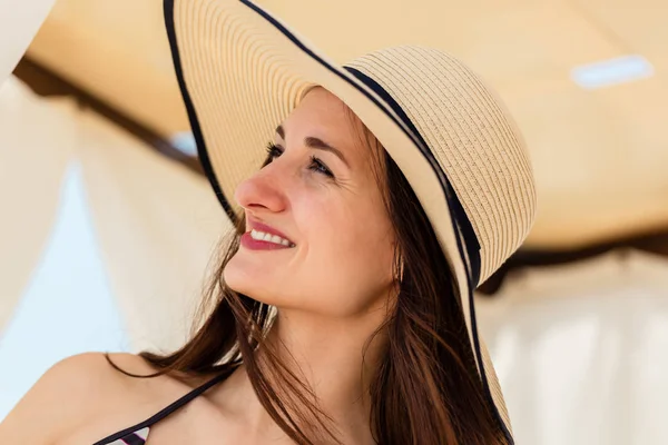 Giovane donna in cappello — Foto Stock