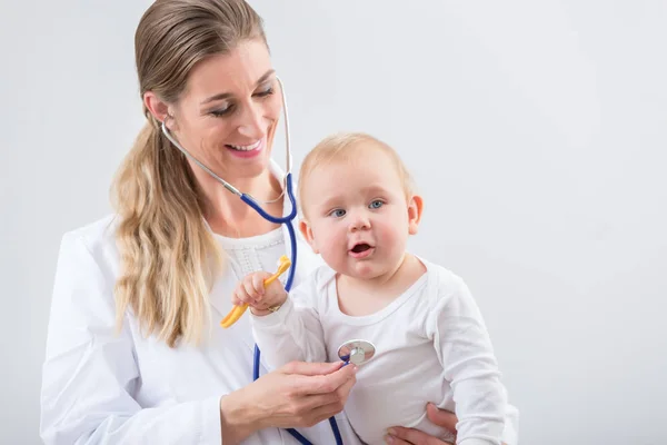 Pediatrické péče specialisty dívka — Stock fotografie