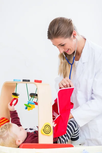 Meisje van de baby spelen met de stethoscoop — Stockfoto