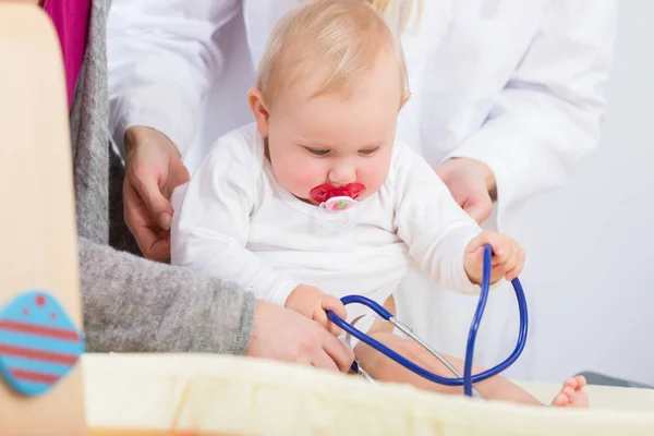 Menina brincando com estetoscópio — Fotografia de Stock