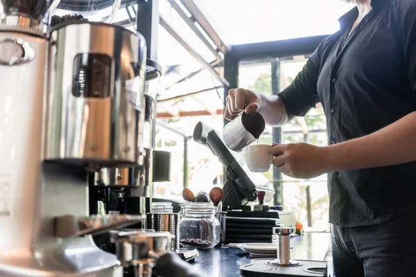 Barista versando latte fresco in tazza — Foto Stock