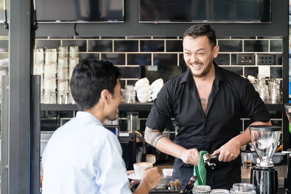 Barmen Temizleme espresso makinesi — Stok fotoğraf