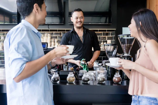 Genç barmen temizlik kahve makinesi — Stok fotoğraf