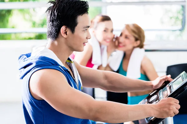 Hombre deportivo en la cinta de correr — Foto de Stock