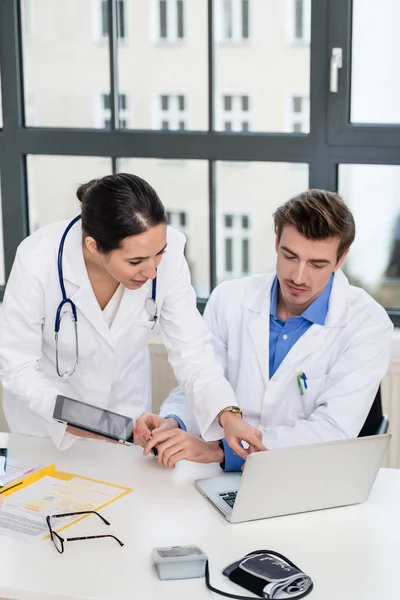 Medico femminile che chiede consiglio — Foto Stock