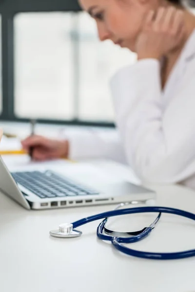 Médico feminino digitando no laptop — Fotografia de Stock