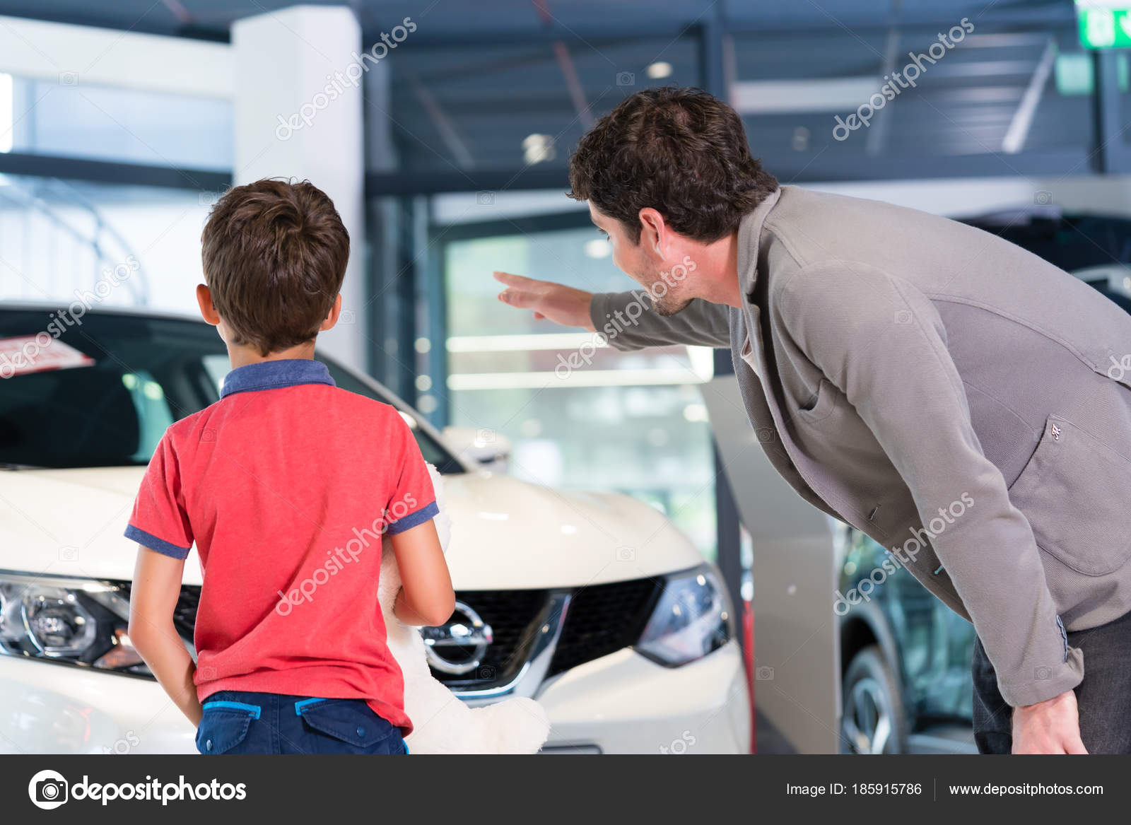 машина для папы. папа купил новую машину. сын помощь и старая папа за покупками в машина. засыпали весь папин ламборгини урус цветными шариками. папа и сын вместе заправляю автомобиль.