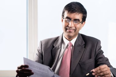 Gökdelen ofisinde kıdemli sözleşmeleri okuma yürütme