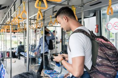 Cep telefonu kullaranarak genç erkek turist