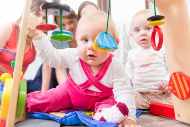 İlerleme ve merak gösteren şirin bebek kız