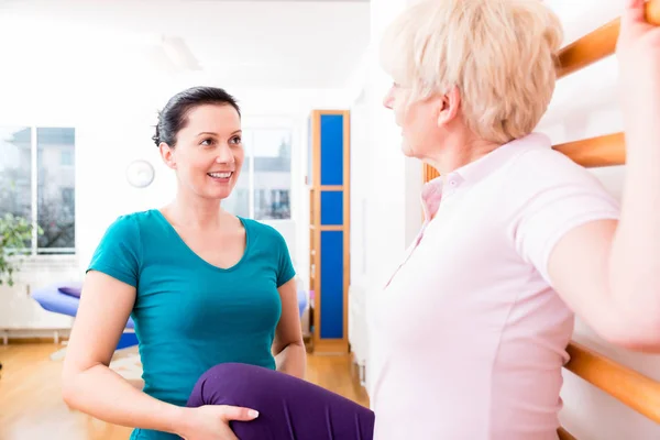 Ältere Patientin bei Mobilisierungsübungen während der Reha — Stockfoto