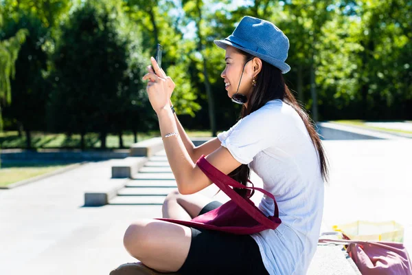 Wanita Asia muda membuat foto selfie — Stok Foto