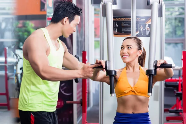 Instructeur supervisant la femme sportive pendant l'entraînement — Photo