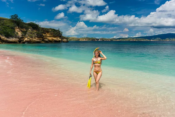 Красивая молодая женщина с оборудованием для подводного плавания на Розовом пляже — стоковое фото