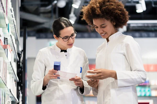 Farmacéuticos confiables analizando una prescripción — Foto de Stock