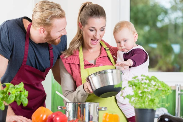 Mamá, papá y el niño en la cocina — Foto de Stock