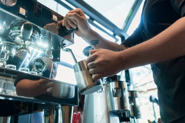 Hand van een barista houden een RVS mok — Stockfoto