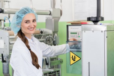 Kadın üretim mühendisi bir endüstriyel makine ayarlarını yapma