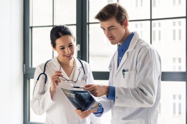 İki genç özel doktor birlikte bir grafisi analiz
