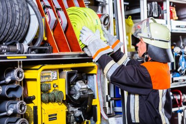 İtfaiyeciler hortumlar işlemleri araç yükleme