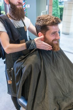 Sakalını için farklı bir şekil düşünüyorum yakışıklı genç