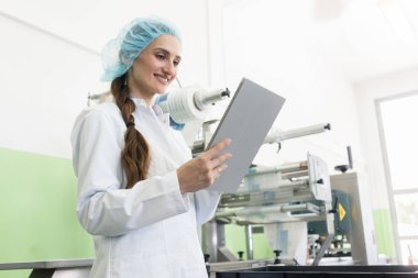 Kadın uzman bilgi tablet üzerinde çalışma sırasında analiz