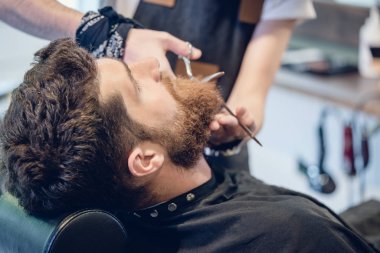 Bir berber bir müşteri sakal düzeltme el Close-Up