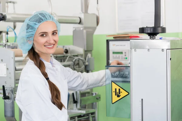 Inżynier produkcji kobieta dostosowanie ustawień maszyny przemysłowe — Zdjęcie stockowe