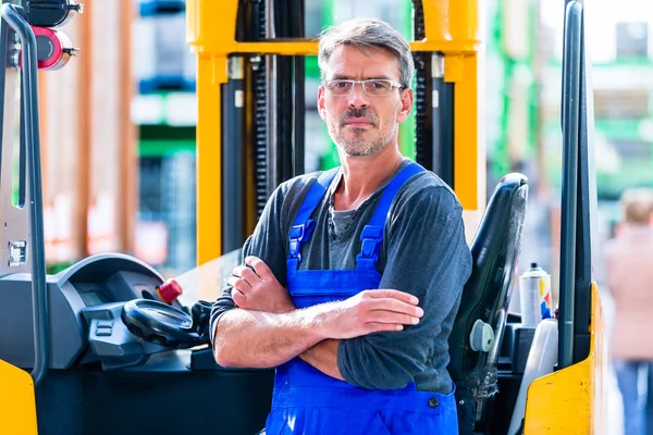 Baumarkt-Mitarbeiter mit Gabelstapler — Stockfoto