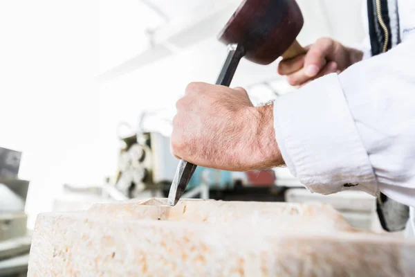 Piedra de corte de piedra con martillo y cincel —  Fotos de Stock